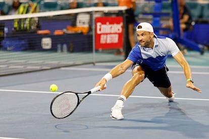 Dimitrov devuelve la pelota de revés.