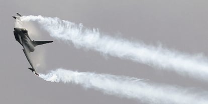 Demostración del Eurofighter Typhoon, ayer en el cielo de París.