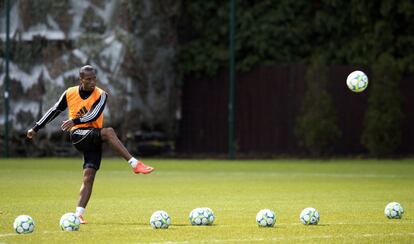 Didier Drogba, durante un ejercicio de golpeo a balón parado.