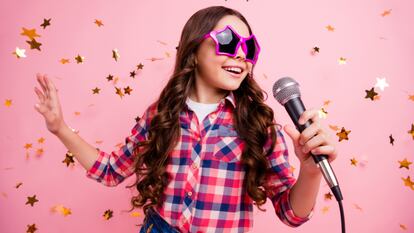 Canta, baila y pásalo en grande con amigas y amigos sin salir de casa gracias a estos karaokes infantiles. GETTY IMAGES.