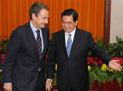 José Luis Rodríguez Zapatero, con el presidente de China, Hu Jintao, en la reunión que mantuvieron ayer en Pekín.