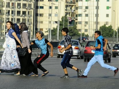 Una mujer sin velo es acosada en una calle de El Cairo.