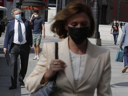 La ex secretaria general del PP y expresidenta de Castilla-La Mancha, María Dolores de Cospedal y su marido, Ignacio López del Hierro, abandonan el Congreso este miércoles en Madrid.