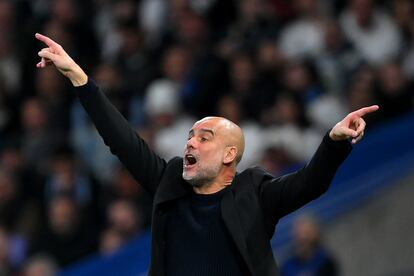 Pep Guardiola da ordenes a sus jugadores durante el partido.