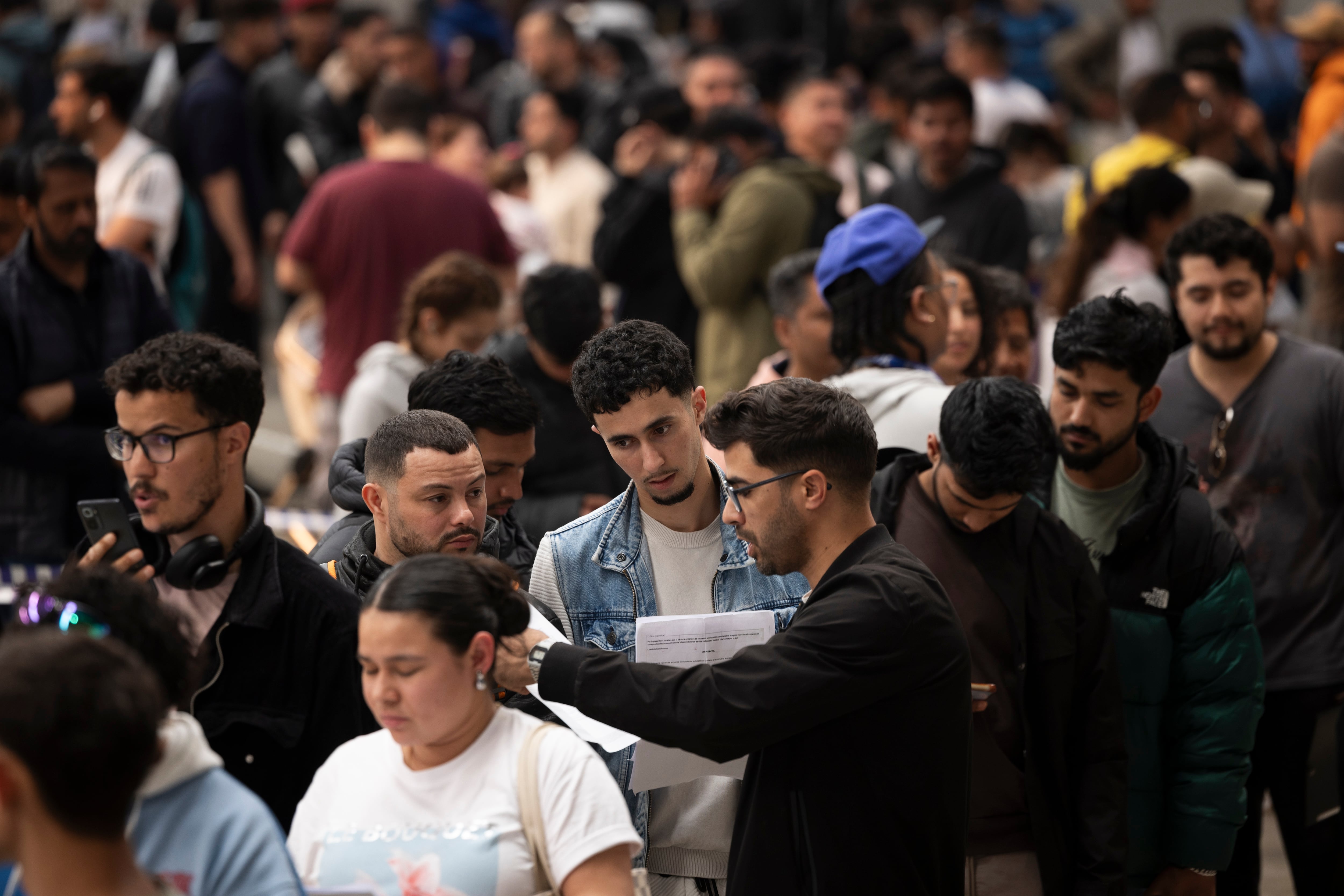 Largas colas este lunes en La Farga de L'Hospitalet para pedir la regularización. Foto: Gianluca Battista