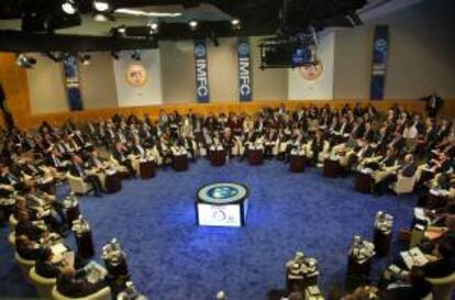 Imagen cedida por el Fondo Monetario Internacional (FMI), donde se ve una vista general de una reunión el 21 de abril de 2012, en el marco de las reuniones de primavera del Fondo Monetario Internacional y el Banco Mundial, que se realizaron en Washington (EE.UU.). EFE/Archivo