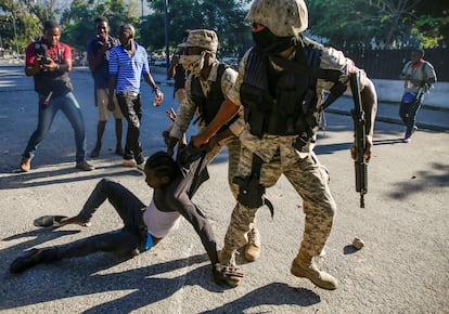 Policiais detêm um manifestante durante os protestos.