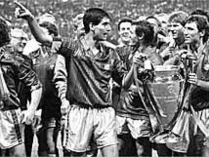 Guardiola, en Wembley cogiendo la Copa de Europa junto al 'Dream Team'.