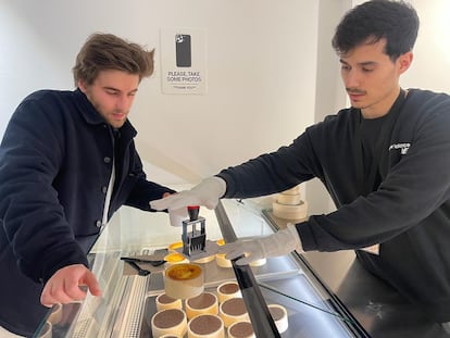 Un cliente compra una tarta de queso en Antojos Gallery, en una imagen cedida por el local.