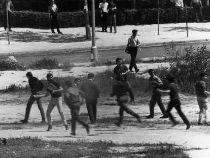 Estudiantes a la carrera por el campus en los disturbios posteriores al concierto.