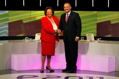 Los candidatos Rita Barberá y Joan Calabuig se saludan antes del debate en el plató de Canal 9.