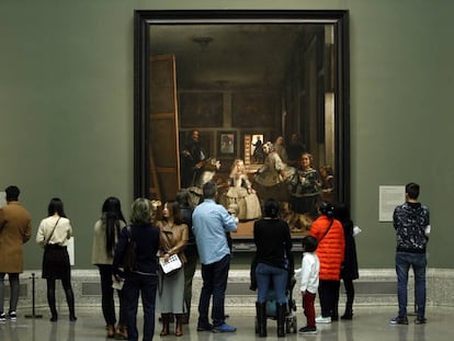 Visitantes del Museo del Prado frente a 'Las meninas'.