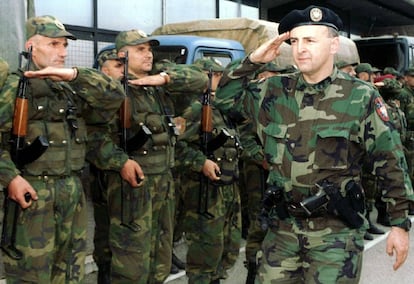 Arkan pasa revista a sus paramilitares en e suroeste de Bosnia.,