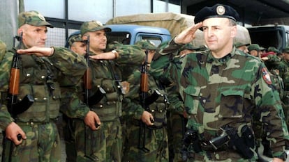 Arkan pasa revista a sus paramilitares en e suroeste de Bosnia.,