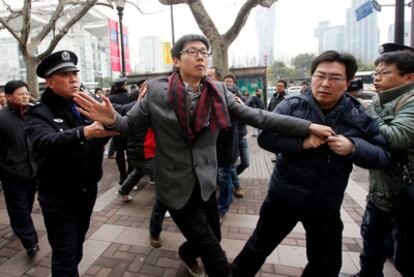 La policía detuvo, al menos, a tres personas en Pekín, en la calle Wangfujing, una de las más comerciales de la capital.