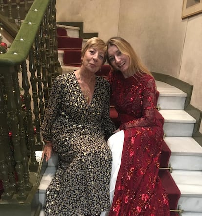 Mari Carmen Mira y su hija Carolina Verdasco en las escaleras de la entrada del café de Chinitas en Madrid.