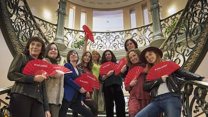 Desde la izquierda, las cineastas Patricia Ferreira, Cristina Andreu (entonces vicepresidenta de CIMA), Virginia Yagüe (en ese momento presidenta de CIMA), Paula Ortiz, Inés París (presidenta de la Fundación SGAE), Chus Gutiérrez, Belén Macías, Daniela Fejerman y Leticia Dolera con los abanicos rojos a favor de la igualdad en el cine español en 2018.