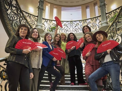 Desde la izquierda, las cineastas Patricia Ferreira, Cristina Andreu (vicepresidenta de CIMA), Virginia Yagüe (presidenta de CIMA), Paula Ortiz, Inés París (presidenta de la Fundación SGAE), Chus Gutiérrez, Belén Macías, Daniela Fejerman y Leticia Dolera con los abanicos en la SGAE.