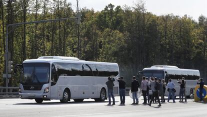 Los autobuses que presumiblemente transportan a los ciudadanos rusos, incluidos en la lista de intercambio de prisioneros, que fueron entregados a Rusia por Ucrania, salen del aeropuerto Vnukovo-2 en Moscú.