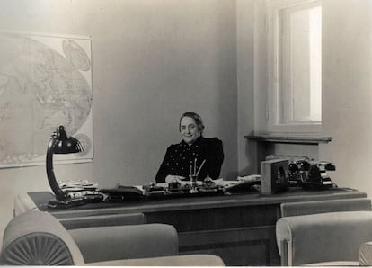Dolores Ibárruri, en su despacho de la Internacional Comunista en Moscú (1940).