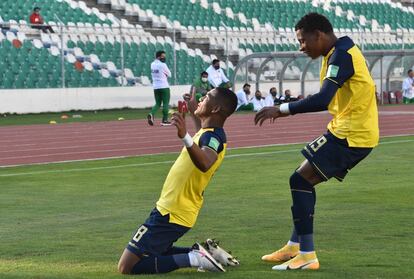 Carlos Gruezo celebra tras anotar el tercer gol de Ecuador frente a Bolivia, en La Paz.