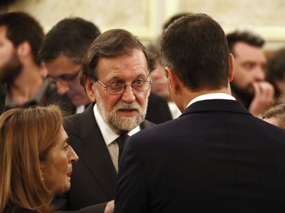 El presidente del Gobierno en funciones, Pedro Sánchez (de espaldas) conversa con la presidenta del Congreso, Ana Pastor y el expresidente del Gobierno, Mariano Rajoy, durante el homenaje a Pérez Rubalcaba en el Congreso.