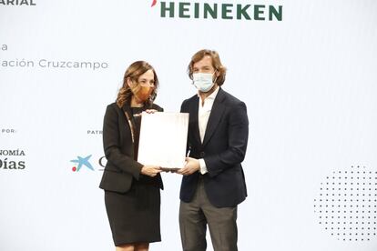 Regla Bejarano, directora de la Fundación Cruzcampo, recibe el premio a la Iniciativa Empresarial más innovadora en responsabilidad social empresarial, entregado por Rosauro Varo, vicepresidente de PRISA. 