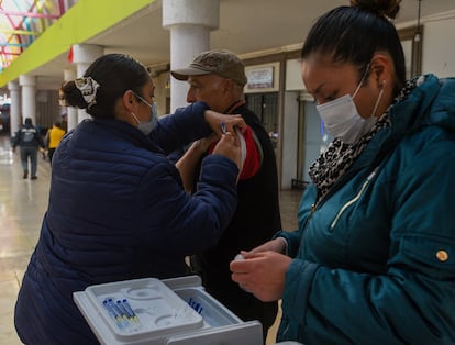 Personal del IMSS aplica vacunas covid-19 en Toluca, Estado de México.