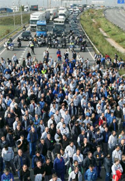 Parrte de la plantilla corta la Ronda Litoral de Barcelona en protesta por los despidos.