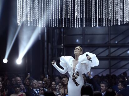 Celine Dion durante su actuación 'My Heart will Go On'.