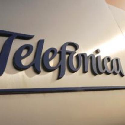 Logo de Telefónica en un cartel de señalización en la sede de la operadora en Madrid.