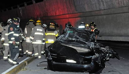 As equipes de resgate de Guayaquil continuam trabalhando na ponte da Avenida das Américas, que se desabou depois do terremoto de 7.8 graus. Pelo menos uma pessoa teria morrido ao ficar presa em um carro que foi esmagado por uma das paredes de concreto que caíram.