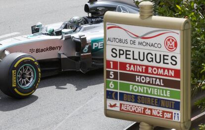 Nico Rosberg passa davant d'una parada d'autobús en una corba del circuit urbà de Mònaco.