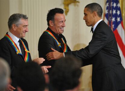 El presidente Obama saluda a Robert de Niro y Bruce Springsteen en la recepción previa a la ceremonia.