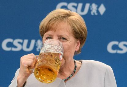 Angela Merkel se refresca tras pronunciar un discurso en un acto de la CSU.