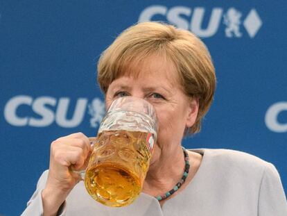 Angela Merkel se refresca tras pronunciar un discurso en un acto de la CSU.