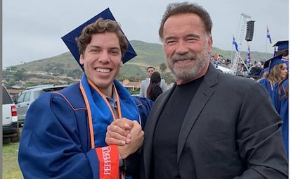 Joseph Baena e seu pai, Arnold Schwarzenegger, se abraçam durante a formatura do primeiro. A imagem foi publicada pelo ator no Instagram acompanhada de uma mensagem de amor a seu filho.