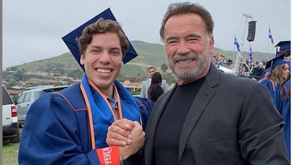 Joseph Baena e seu pai, Arnold Schwarzenegger, se abraçam durante a formatura do primeiro. A imagem foi publicada pelo ator no Instagram acompanhada de uma mensagem de amor a seu filho.