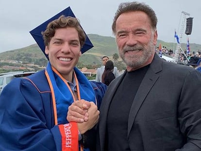 Joseph Baena e seu pai, Arnold Schwarzenegger, se abraçam durante a formatura do primeiro. A imagem foi publicada pelo ator no Instagram acompanhada de uma mensagem de amor a seu filho.