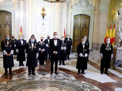  El rey Felipe VI, el presidente del Consejo General del Poder Judicial (CGPJ), Carlos Lesmes, y otros magistrados posan antes de inaugurar el año judicial en una ceremonia celebrada el Salón de Plenos del Tribunal Supremo en 2020. J.J. Guillén EFE