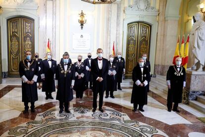 El rey Felipe VI, el presidente del Consejo General del Poder Judicial (CGPJ), Carlos Lesmes, y otros magistrados posan antes de inaugurar el año judicial en una ceremonia celebrada el Salón de Plenos del Tribunal Supremo en 2020. J.J. Guillén EFE
