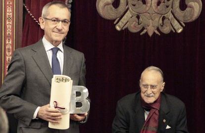 El presidente del IMQ, Pedro Insunza, recibe la distinción Ilustre de Bilbao este martes del alcalde de Bilbao, Iñaki Azkuna.