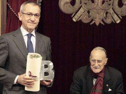 El presidente del IMQ, Pedro Insunza, recibe la distinción Ilustre de Bilbao este martes del alcalde de Bilbao, Iñaki Azkuna.