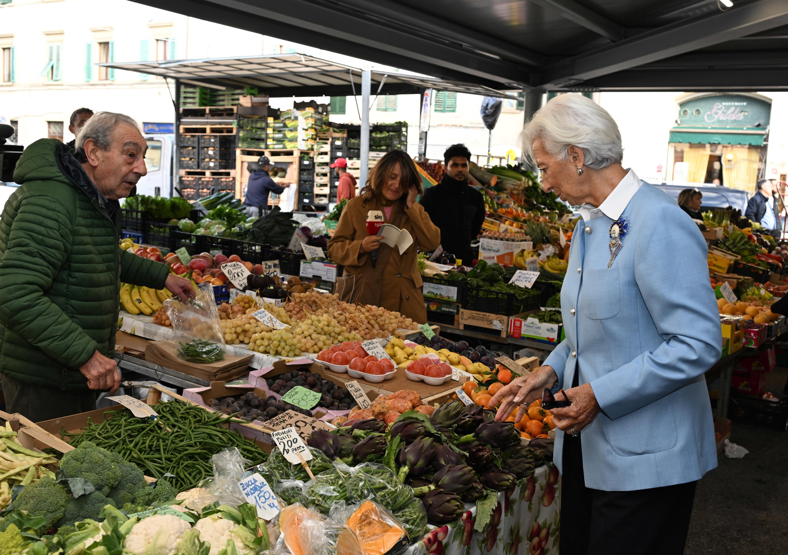 La presidenta del BCE, Christine Lagarde, durante su visita al mercado de Sant'Ambrogio en Florencia (Italia), este miércoles.