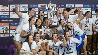 Las nadadoras del Astralpool CN Sabadell celebran la victoria ante el Olympiacos.