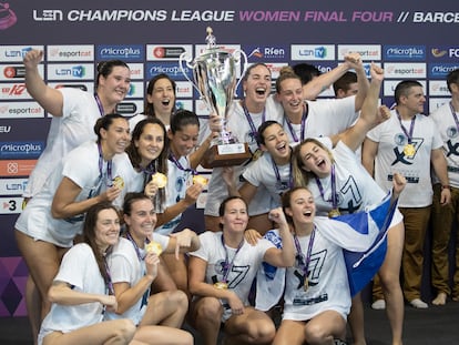 Las nadadoras del Astralpool CN Sabadell celebran la victoria ante el Olympiacos.