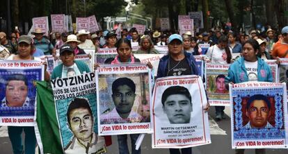 Padres de los estudiantes desaparecidos en una protesta.