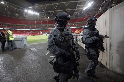 Policías armados en el interior del estadio de Wembley donde se disputa el Inglaterra-Francia