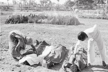 Imagen de archivo, tomada en diciembre de 1984, de varias víctimas del escape de gas tóxico en la planta de Unión Carbide en la ciudad india de Bhopal