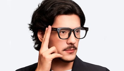 Chico utilizando las gafas Xiaomi AI Glasses
